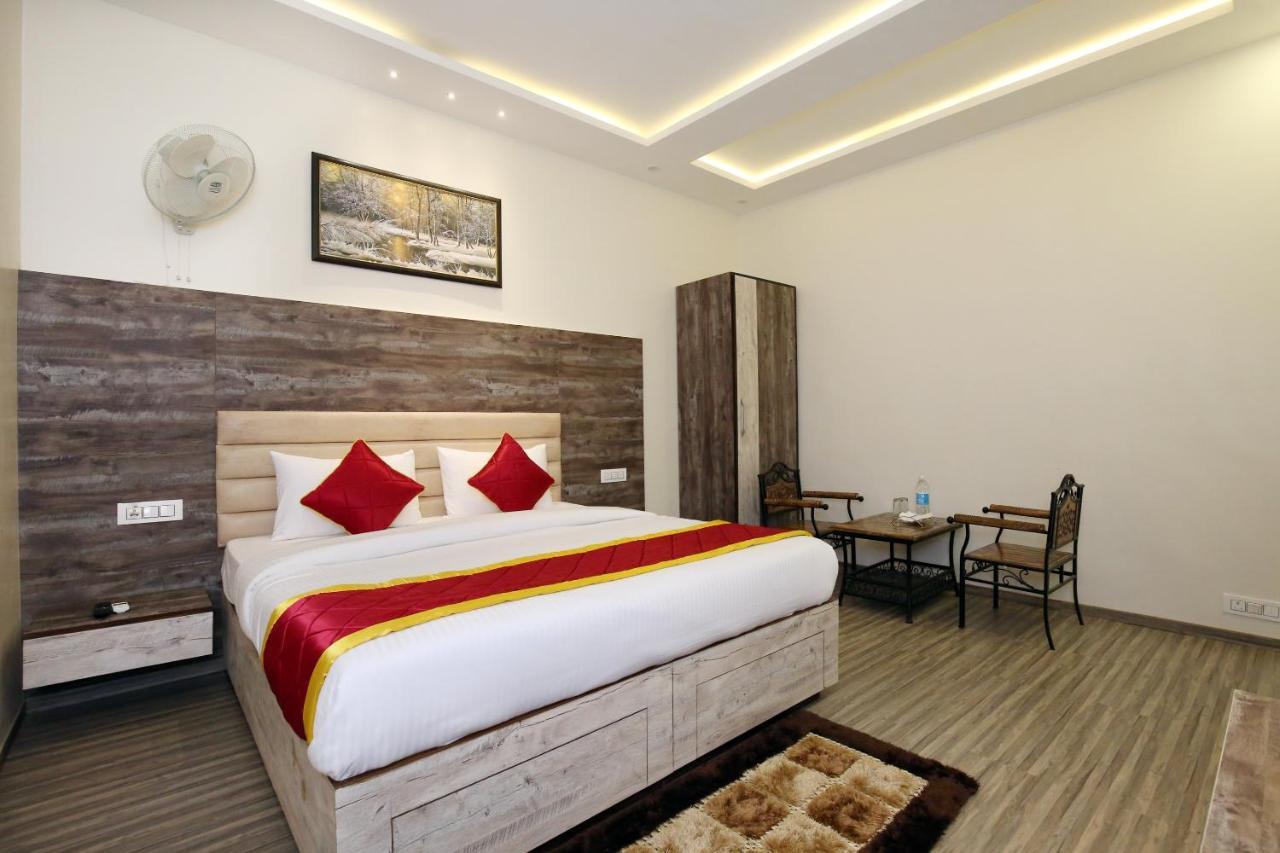 Oyo 9159 Hotel Royal Woodslark Zirakpur Kültér fotó