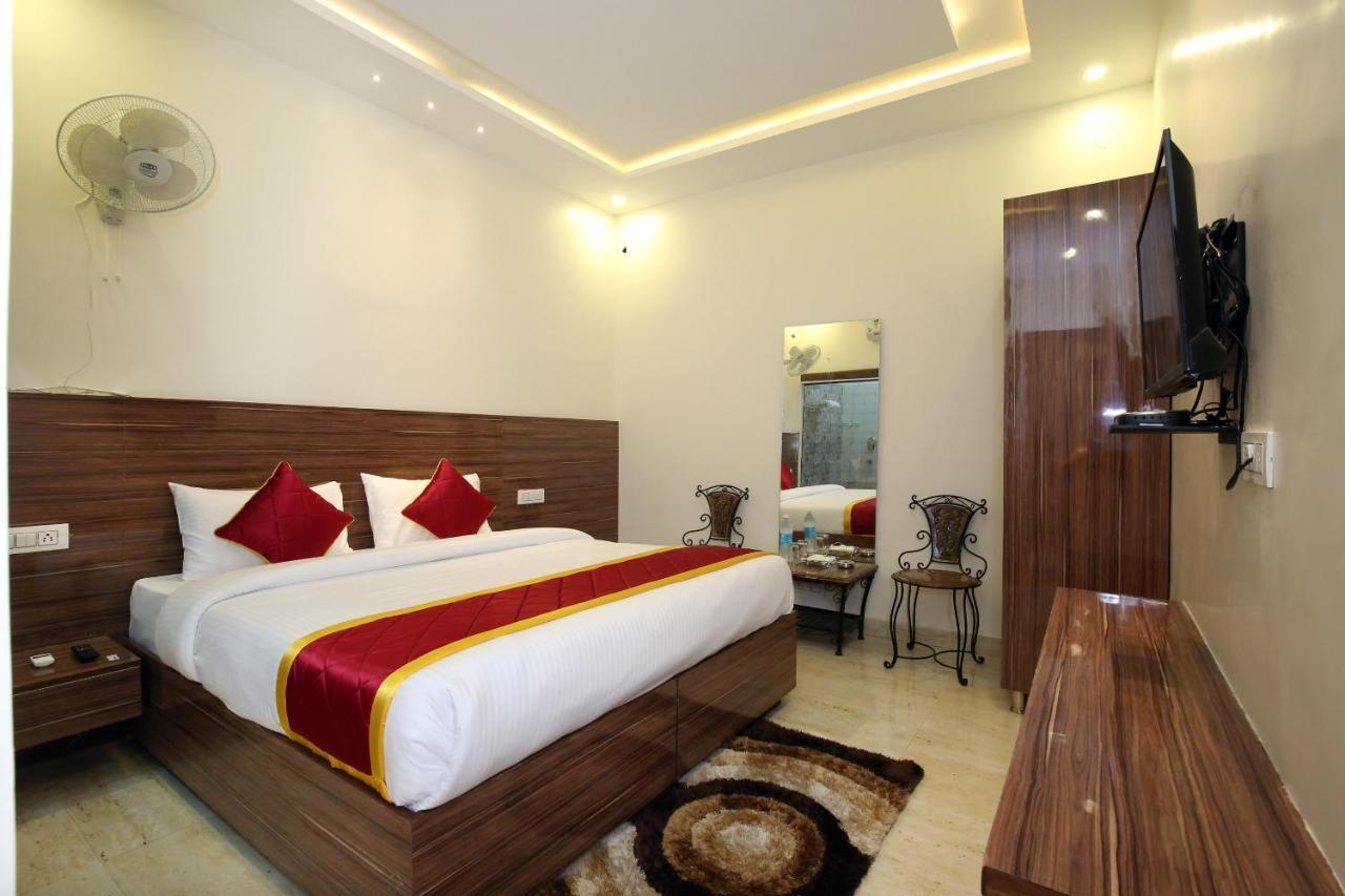 Oyo 9159 Hotel Royal Woodslark Zirakpur Kültér fotó