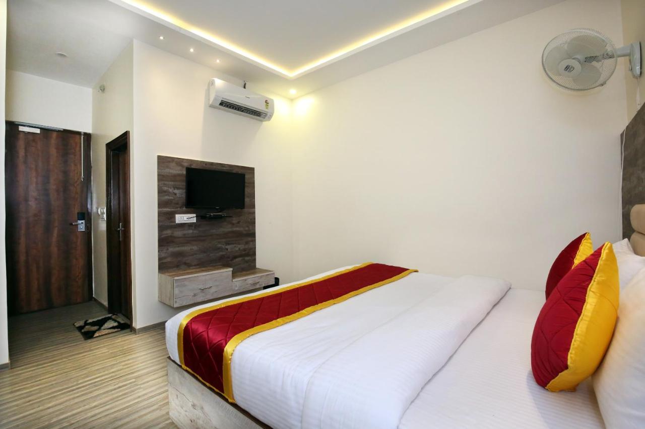 Oyo 9159 Hotel Royal Woodslark Zirakpur Kültér fotó