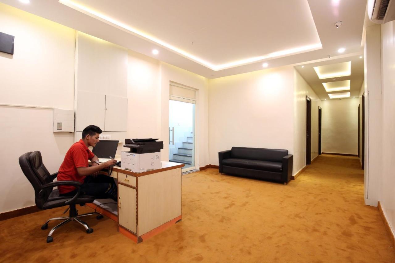 Oyo 9159 Hotel Royal Woodslark Zirakpur Kültér fotó