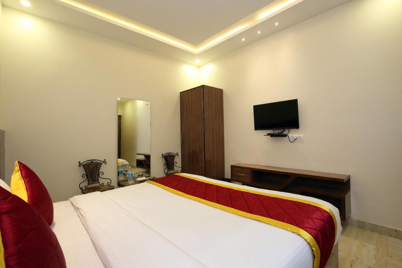 Oyo 9159 Hotel Royal Woodslark Zirakpur Kültér fotó